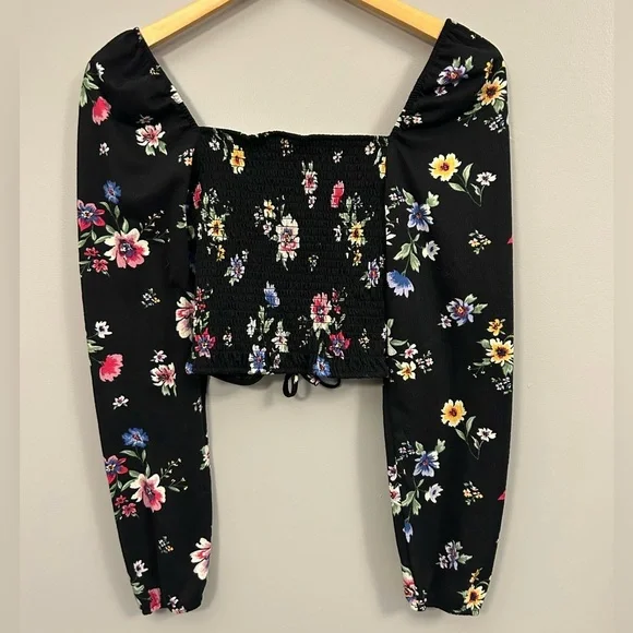 H&M Black Floral Blouse Size Small Crop - Picture 3 of 3